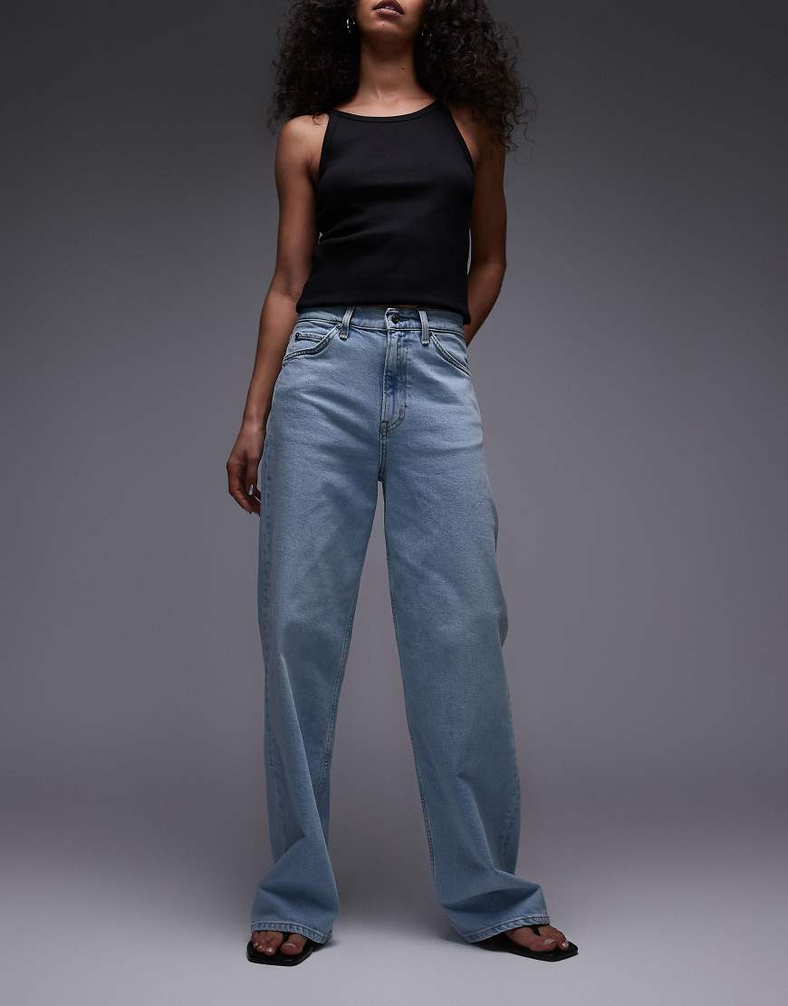 ARKET - Lupine - Weit geschnittene Jeans in hellblauer Waschung mit hohem Bund von Arket