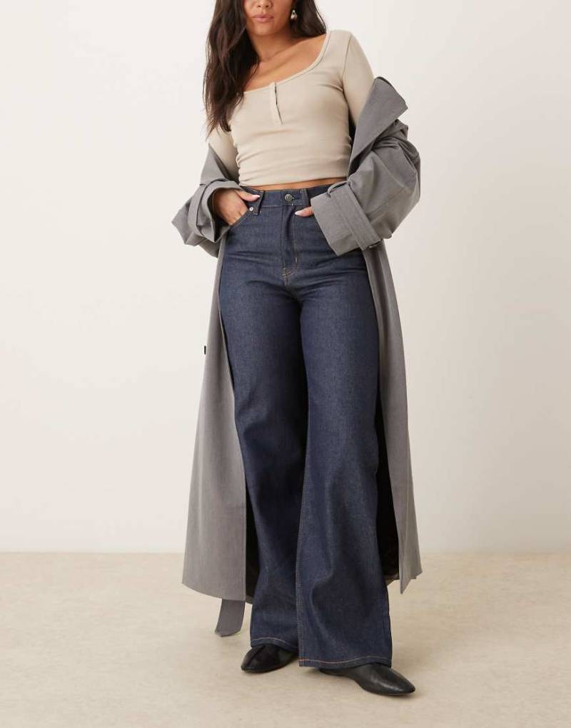ARKET - Lupine - Weit geschnittene Jeans in indigoblauer Waschung mit hohem Bund von Arket