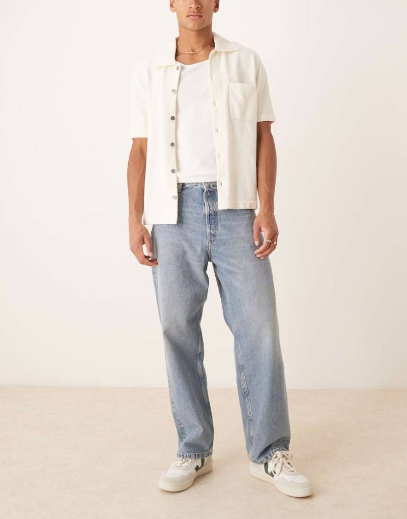 ARKET - Mist - Baggy Jeans in blauer Waschung mit leichtem Age-Effekt, mit niedrigem Bund und weitem Bein von Arket