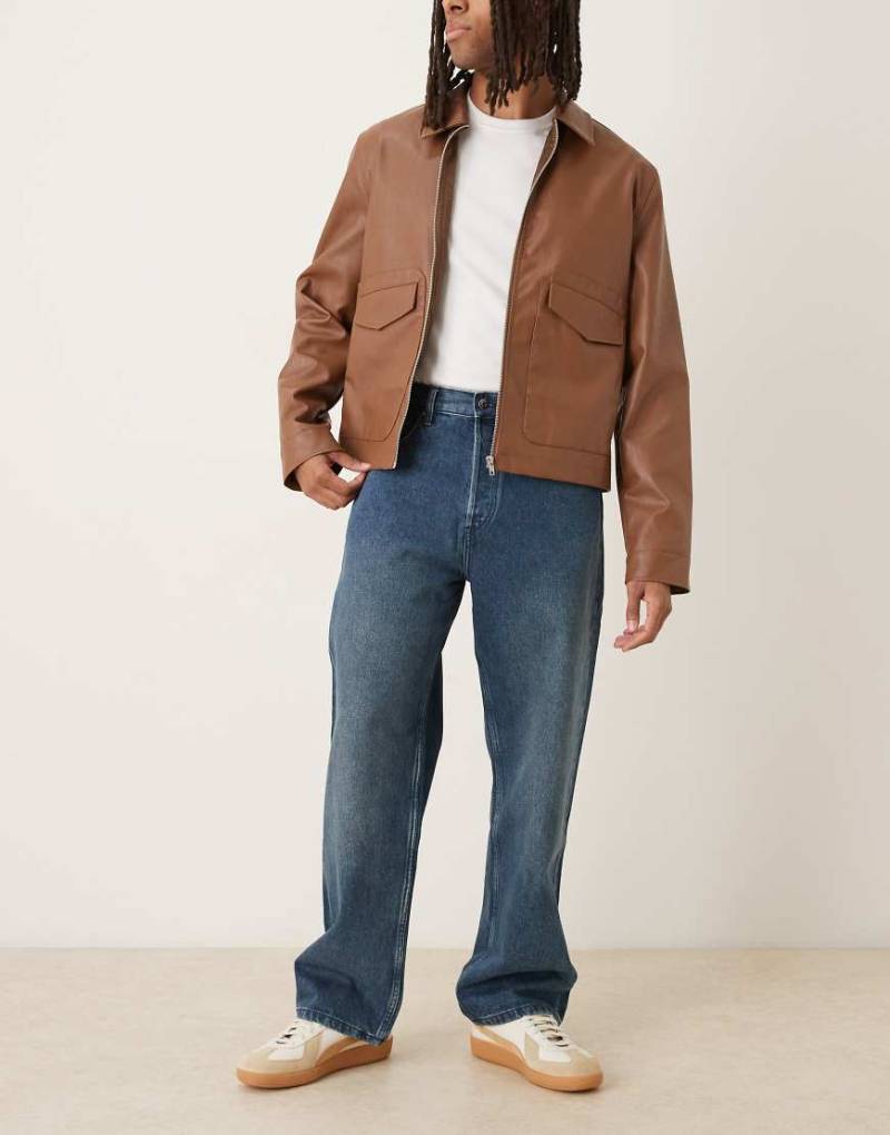 ARKET - Mist - Baggy Jeans in grün-blauer Patina-Waschung mit niedrigem Bund und weitem Bein von Arket