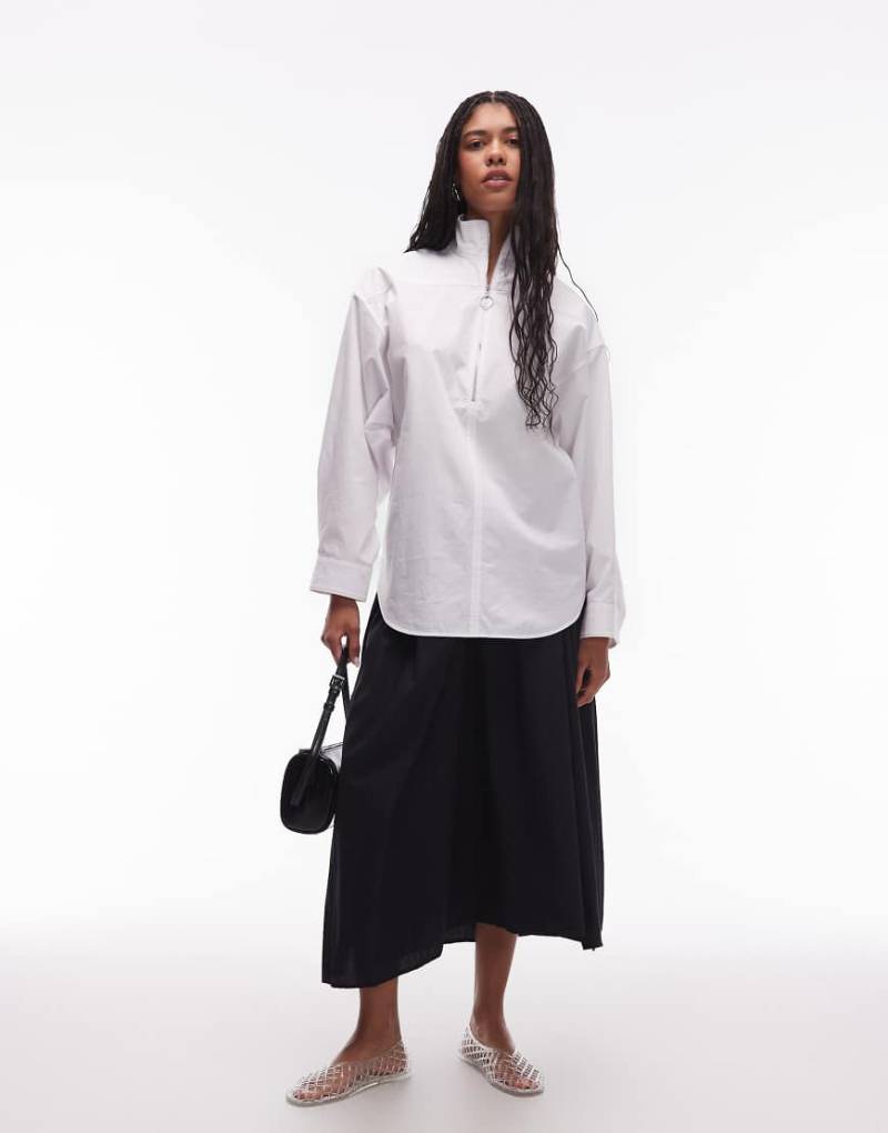 ARKET - Oversize-Hemdbluse in Weiß mit hohem Kragen und minimalistischem Reißverschluss vorne von Arket