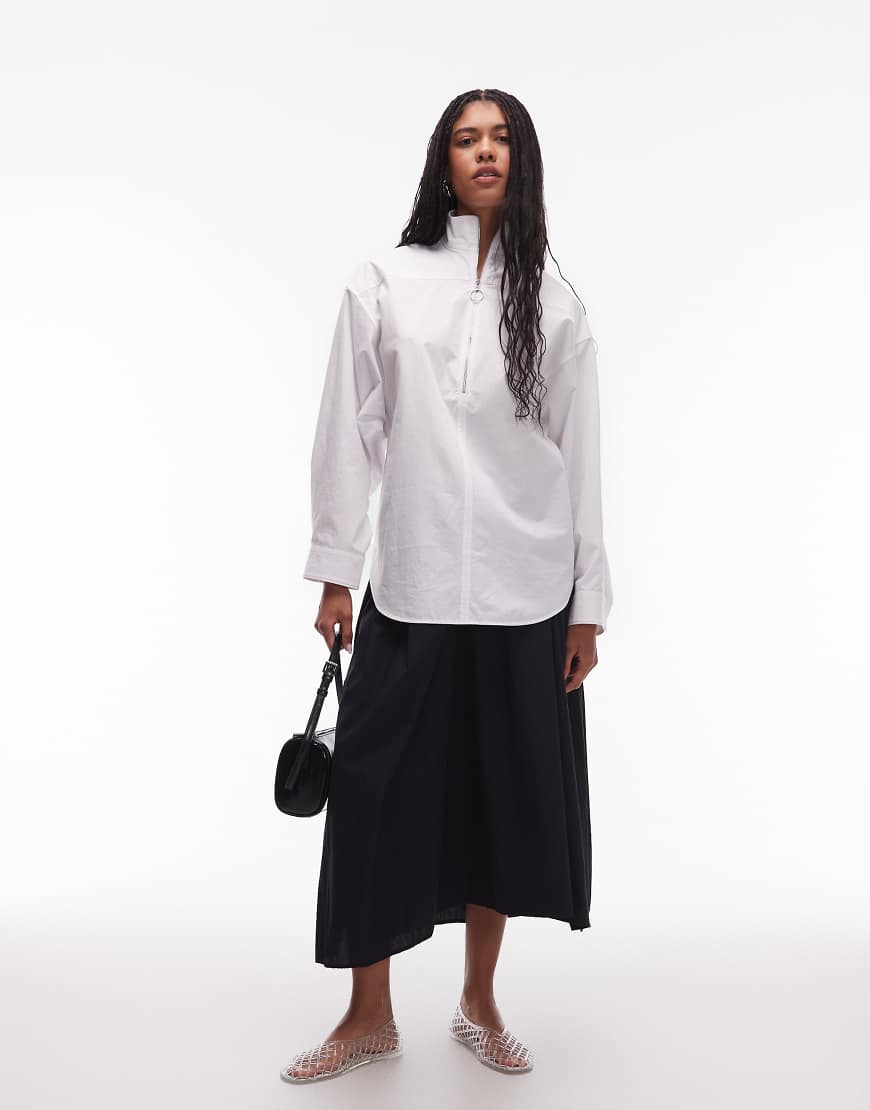 ARKET - Oversize-Hemdbluse in Weiß mit hohem Kragen und minimalistischem Reißverschluss vorne von Arket