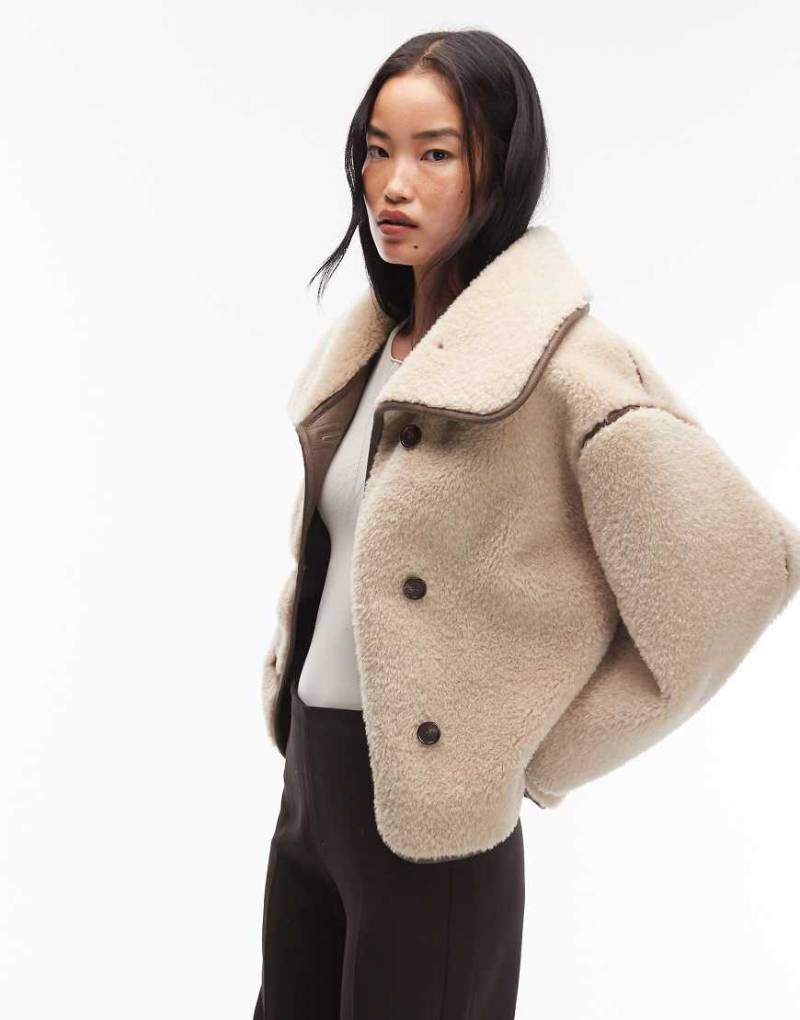 ARKET - Oversize-Jacke aus Lammfellimitat in Hellbeige mit Kontrasteinfassung in Braun-Brown von Arket