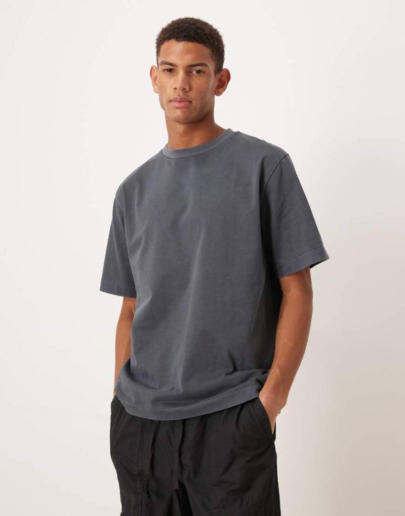 ARKET - Oversize-T-Shirt aus schwerem Interlock-Jersey aus reiner Baumwolle in verwaschenem Schwarz ARKET - Oversize-T-Shirt aus schwerem Interlock-Jersey aus reiner Baumwolle in verwaschenem Schwarz von Arket