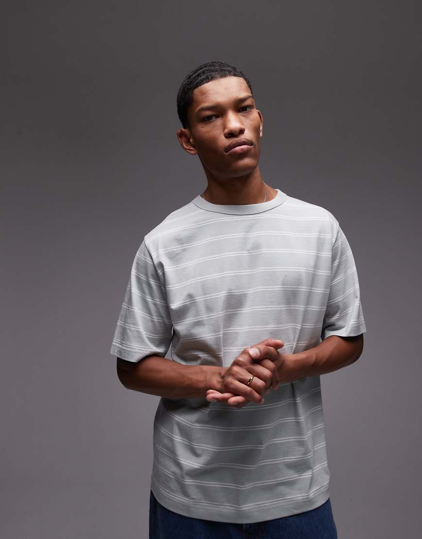 ARKET - Oversize-T-Shirt aus schwerem Jersey in Grau mit weißen Streifen-Grün ARKET - Oversize-T-Shirt aus schwerem Jersey in Grau mit weißen Streifen-Grün von Arket