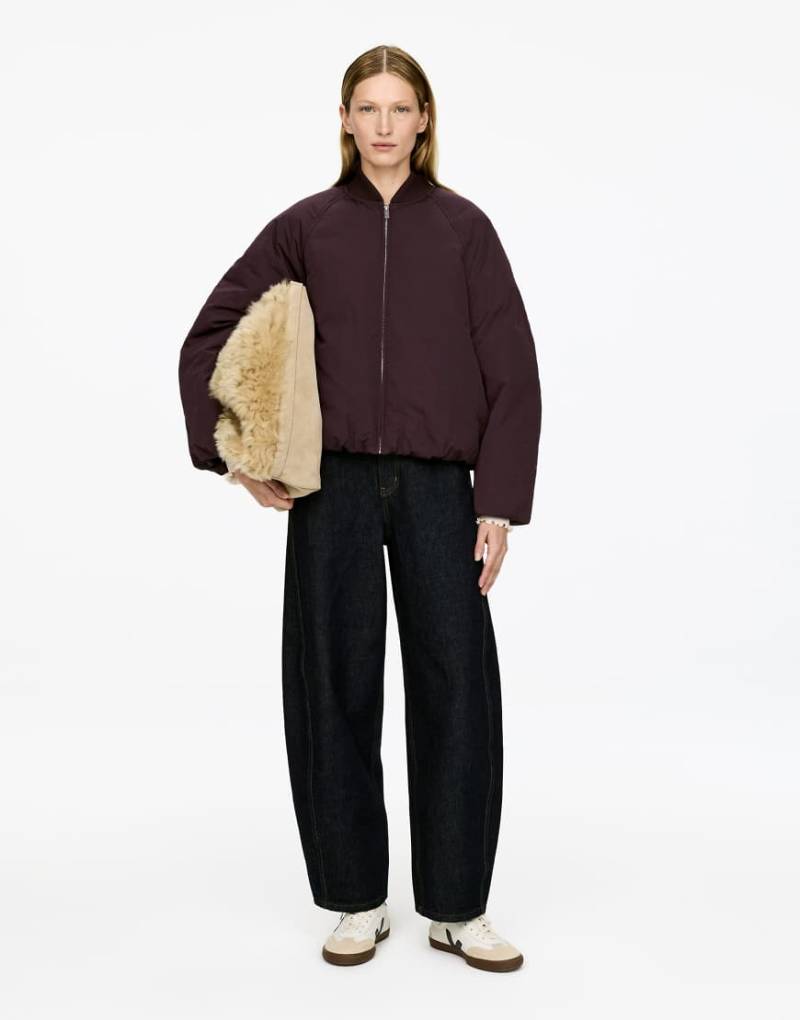 ARKET - Redown - Wattierte Bomberjacke in Burgunderrot von Arket