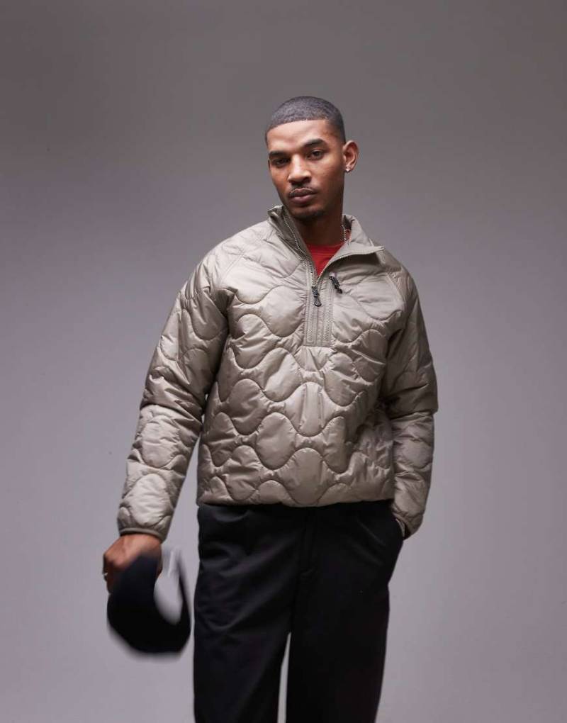 ARKET - Runner - Wattierte Steppjacke in Maulwurfsbraun mit halblangem Reißverschluss am Halsausschnitt und Tasche vorne-Neutral von Arket