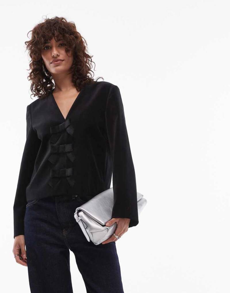 ARKET - Samt-Oberteil in Schwarz mit Schleifendetails auf der Vorderseite von Arket