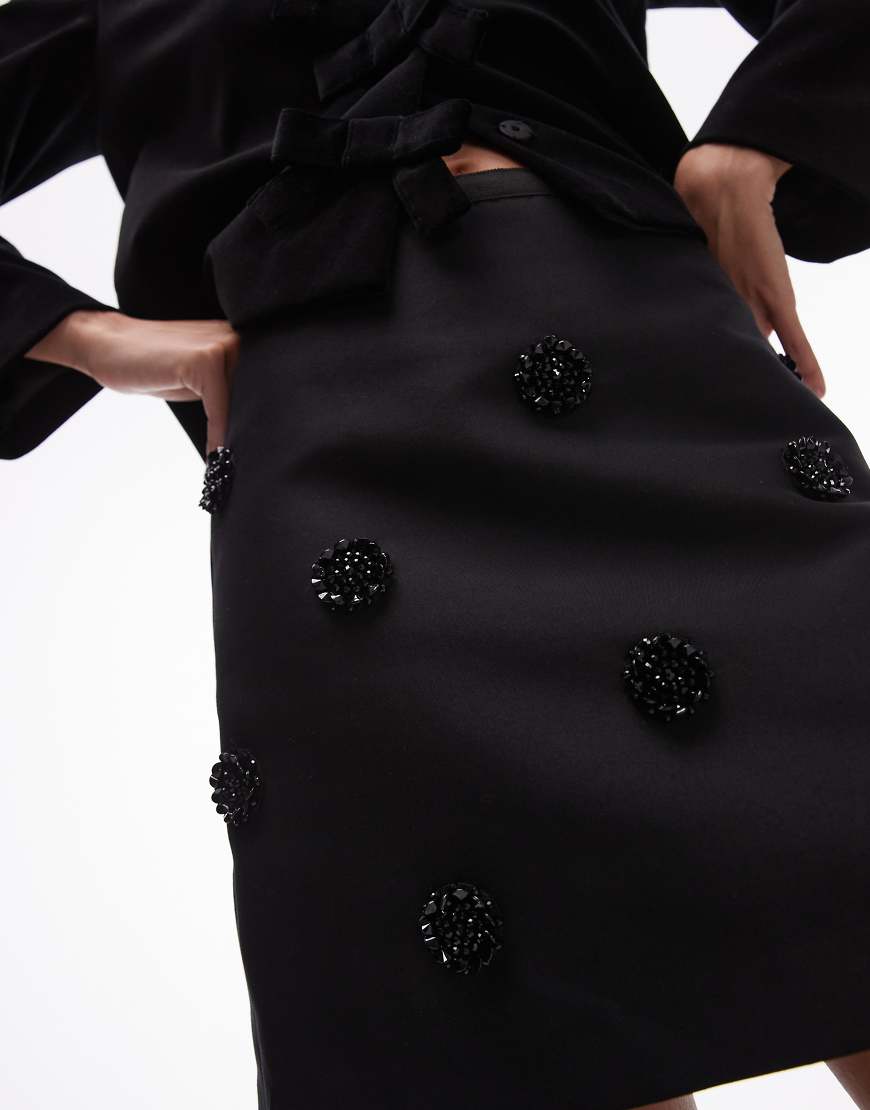 ARKET - Satin-Minirock in Schwarz mit mit dekorativer Perlenverzierung ARKET - Satin-Minirock in Schwarz mit mit dekorativer Perlenverzierung von Arket