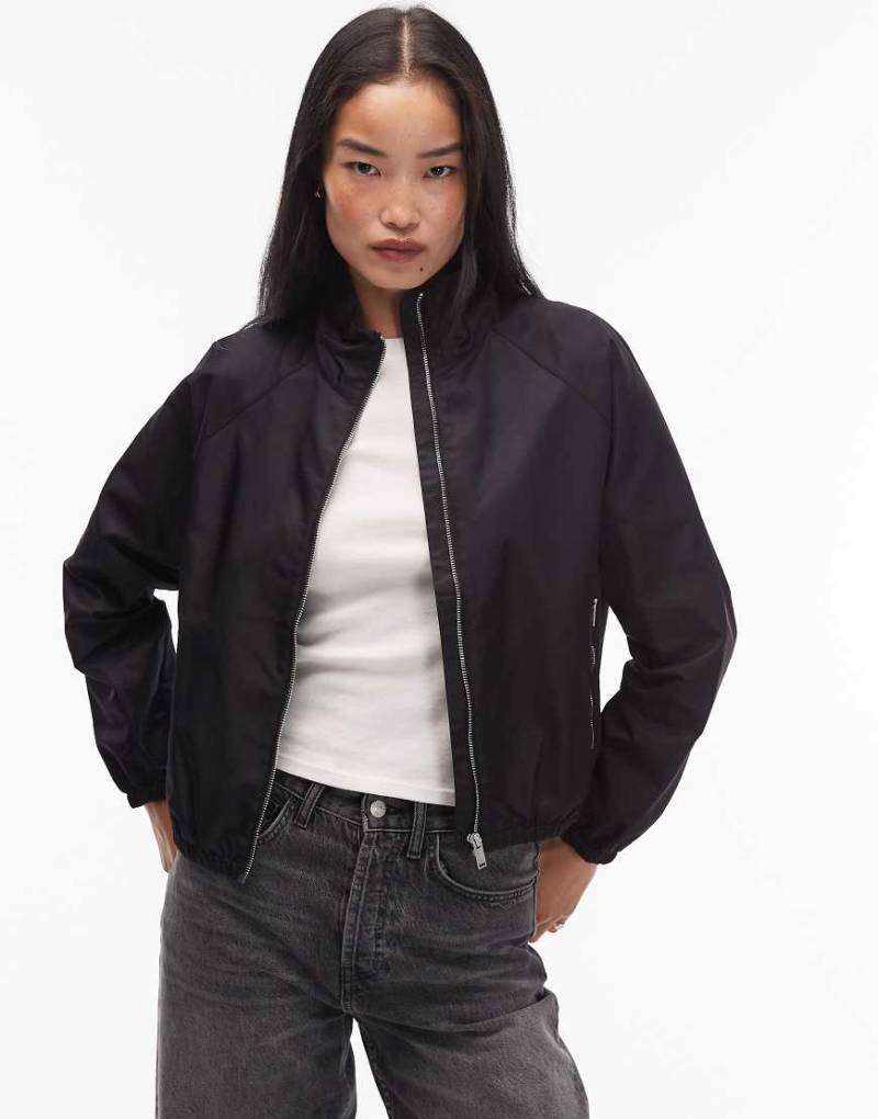 ARKET - Sportive Nylon-Jacke in Schwarz mit Frontreißverschluss von Arket