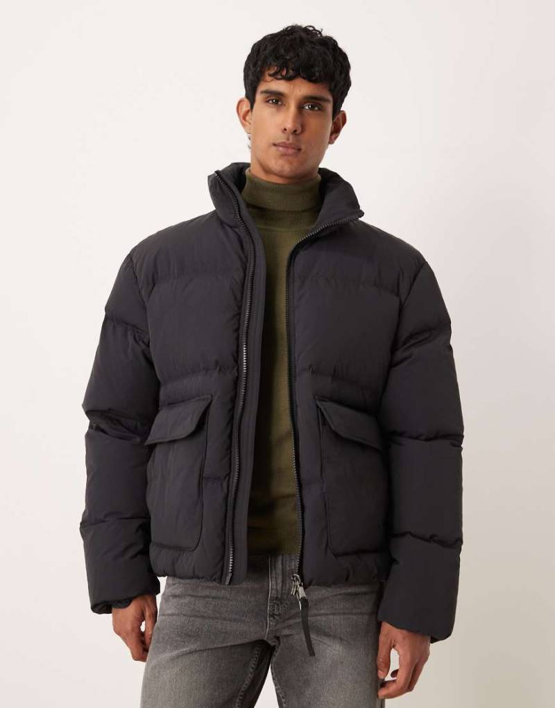 ARKET - Steppjacke in Schwarz mit Daunenfüllung und Stehkragen von Arket