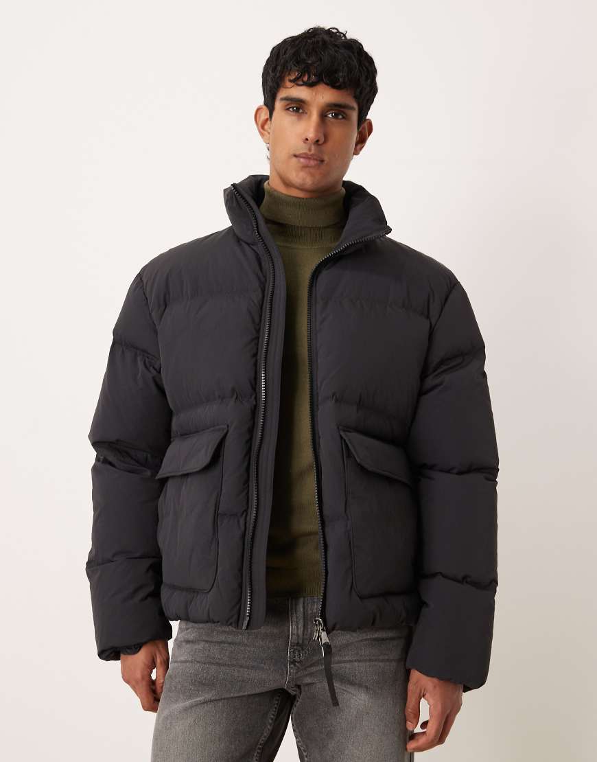 ARKET - Steppjacke in Schwarz mit Daunenfüllung und Stehkragen von Arket