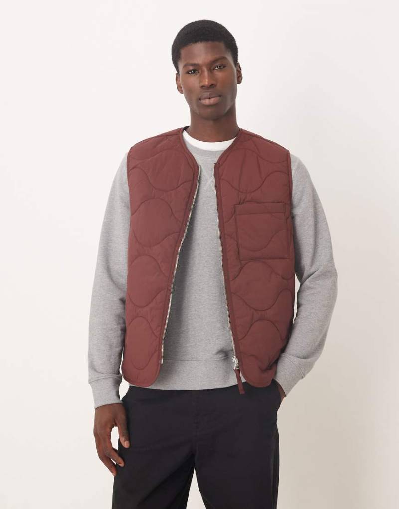 ARKET - Steppweste in Burgunderrot mit Reißverschluss vorn von Arket