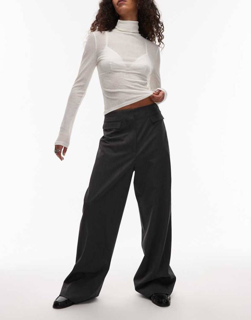 ARKET - Straight-Fit-Hose in Grau mit hohem Wollanteil und Knopfverschluss am Knöchel von Arket