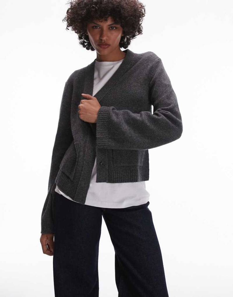 ARKET - Strickjacke aus strukturiertem Wollgarn in Dunkelgrau mit V-Ausschnitt und Vordertaschen ARKET - Strickjacke aus strukturiertem Wollgarn in Dunkelgrau mit V-Ausschnitt und Vordertaschen von Arket