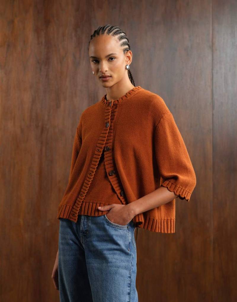 ARKET - Strickjacke in Rostrot mit 3/4-Ärmeln und Rüschenkantendetail-Brown von Arket