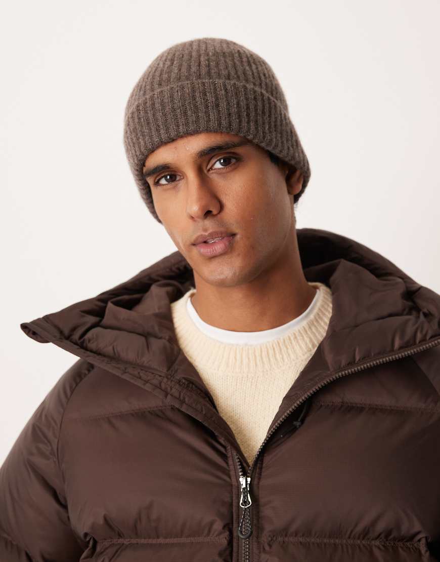 ARKET - Strickmütze aus hochwertigem, reinem Wollmaterial in Braun-Brown von Arket