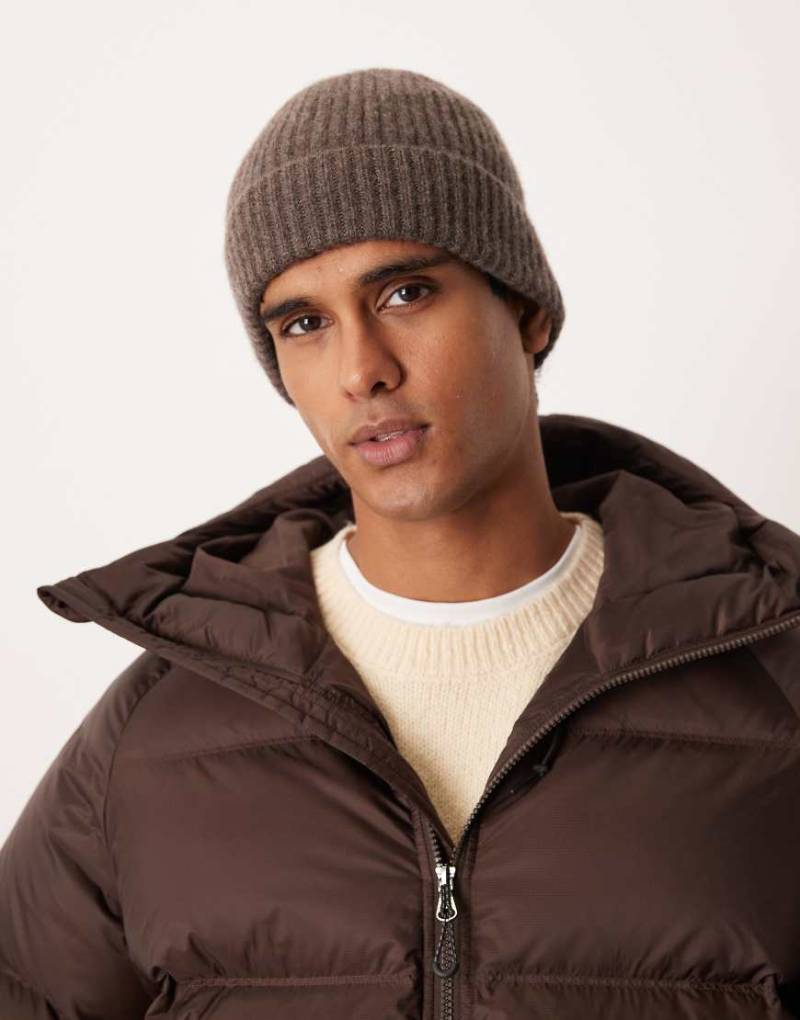 ARKET - Strickmütze aus hochwertigem, reinem Wollmaterial in Braun-Brown von Arket