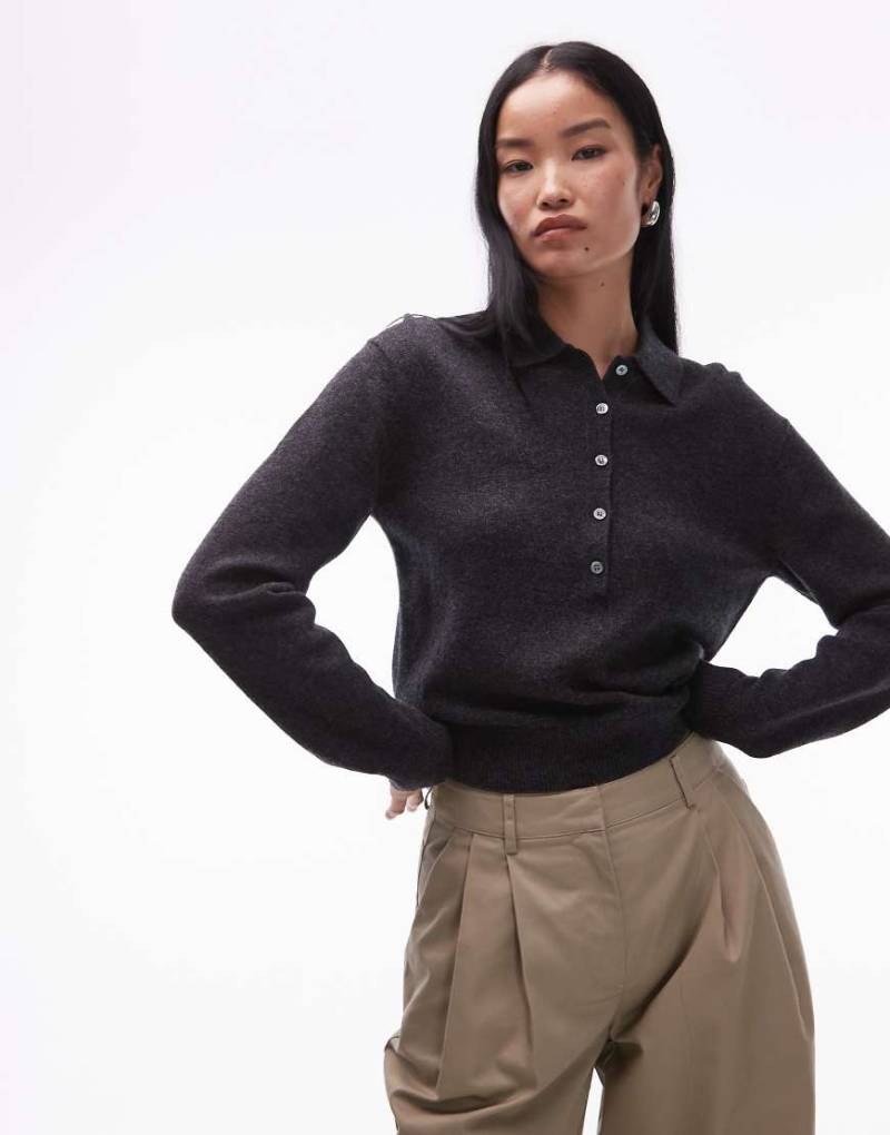 ARKET - Strickpullover aus Wolle in meliertem Dunkelgrau mit halblanger Knopfleiste und Polokragen ARKET - Strickpullover aus Wolle in meliertem Dunkelgrau mit halblanger Knopfleiste und Polokragen von Arket