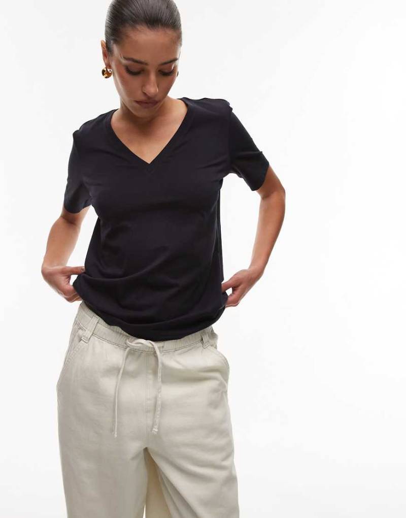 ARKET - T-Shirt aus Stretch-Jersey in Navy mit V-Ausschnitt-Marineblau von Arket