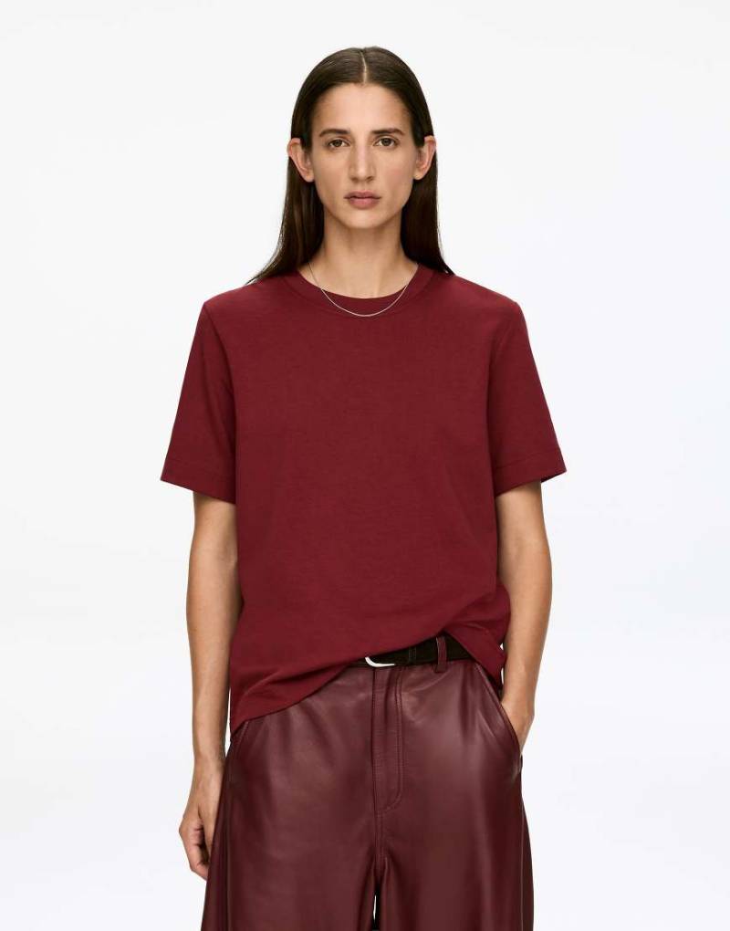 ARKET - T-Shirt aus elastischem Interlock-Jersey mit hohem Baumwollanteil in Burgunderrot von Arket