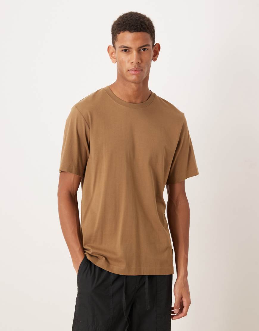 ARKET - T-Shirt aus mittelschwerem Jersey in Braun-Brown ARKET - T-Shirt aus mittelschwerem Jersey in Braun-Brown von Arket