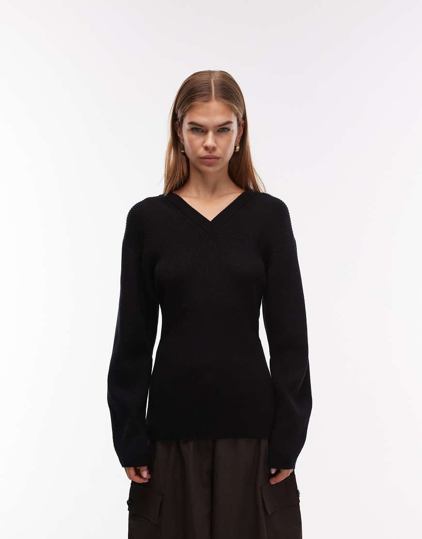 ARKET - Taillierter Pullover in Schwarz mit hohem Wollanteil und V-Ausschnitt von Arket