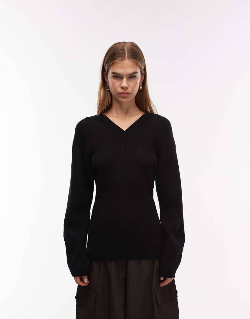 ARKET - Taillierter Pullover in Schwarz mit hohem Wollanteil und V-Ausschnitt von Arket