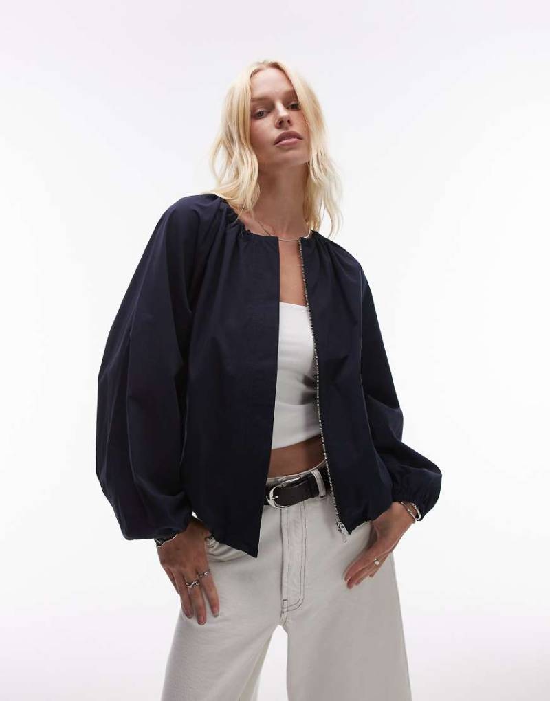 ARKET - Voluminöse Jacke aus reiner Baumwolle in Marineblau mit Ballonsaum und Knebelverschluss von Arket