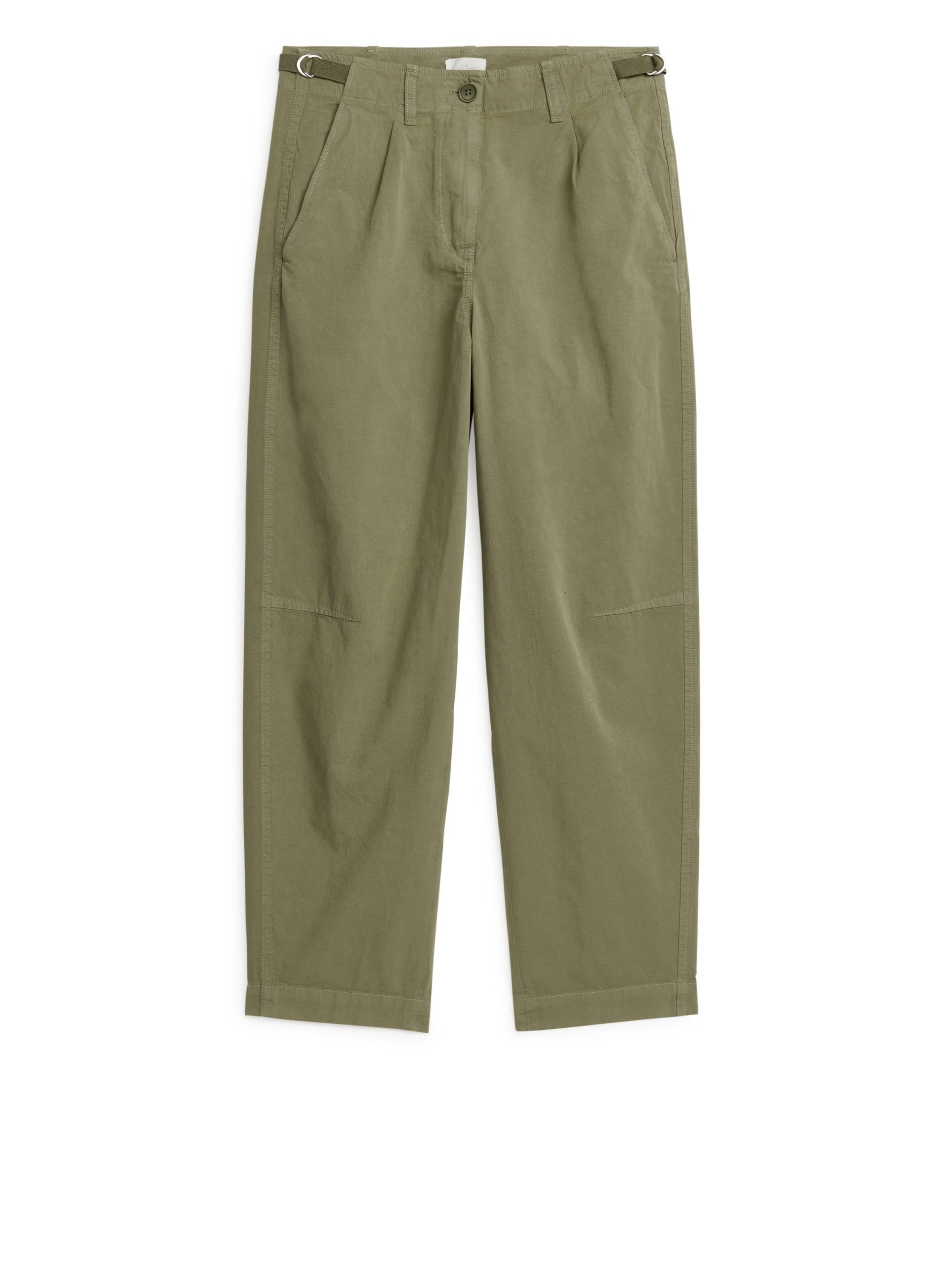 Arket Baumwollchinos mit Barrel Legs Khaki, Chinohosen in Größe 44. Farbe: Khaki green von Arket