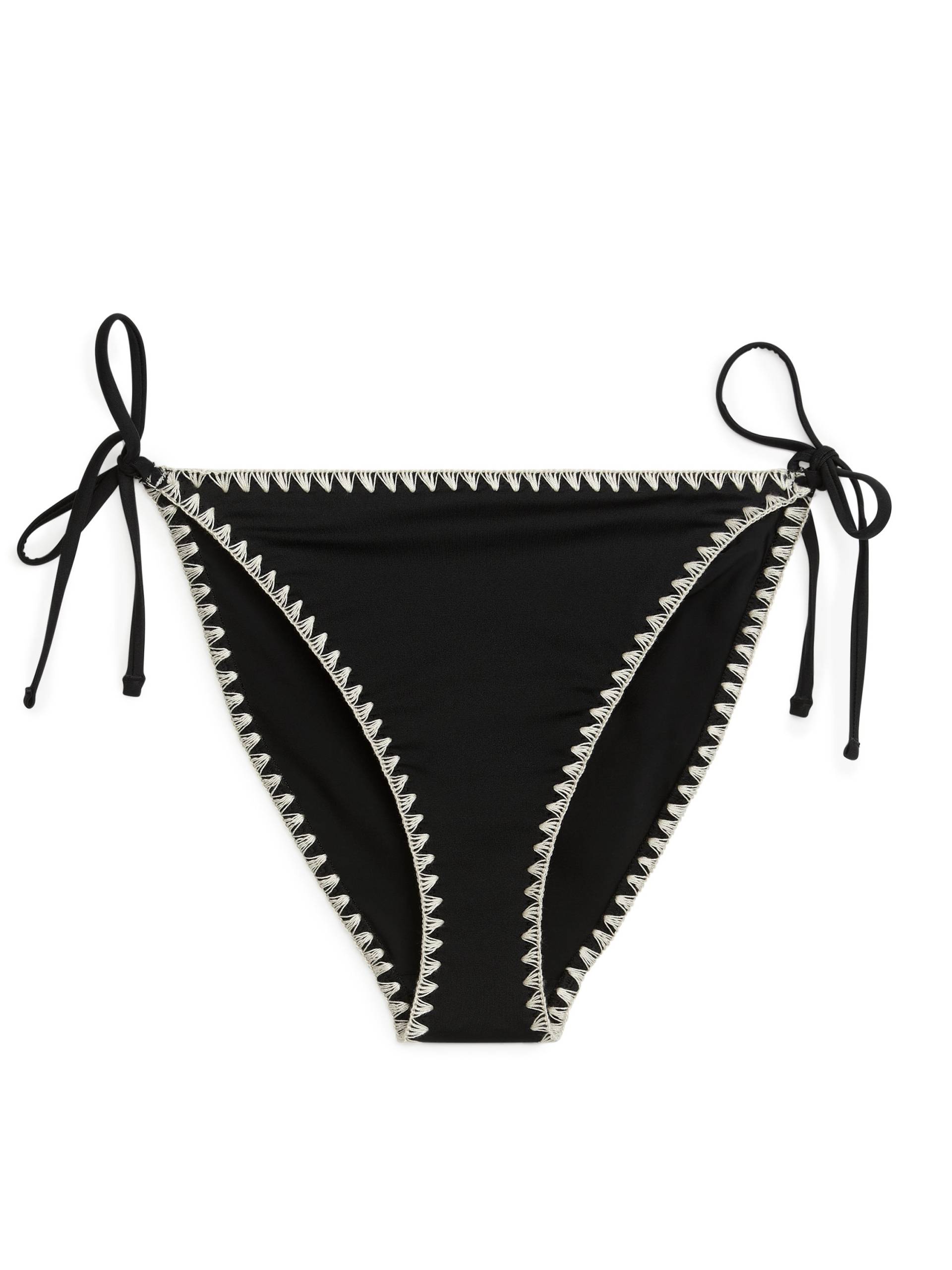 Arket Bikinitanga mit Schnürung Schwarz/Cremeweiß, Bikini-Unterteil in Größe 44. Farbe: Black/off white von Arket