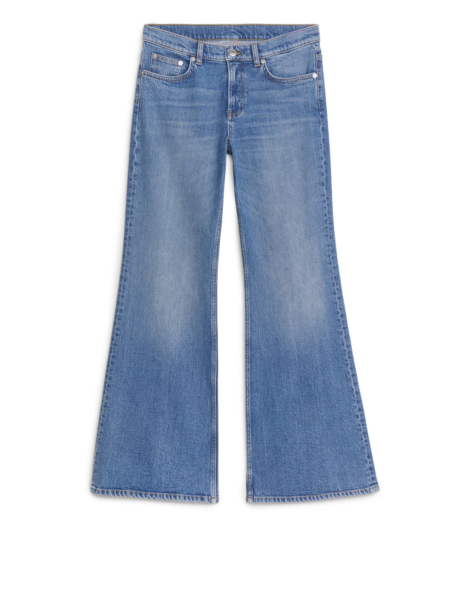 Arket WAVE Slim Flared Stretchjeans Knallblau, Straight in Größe W 26. Farbe: Bright blue von Arket