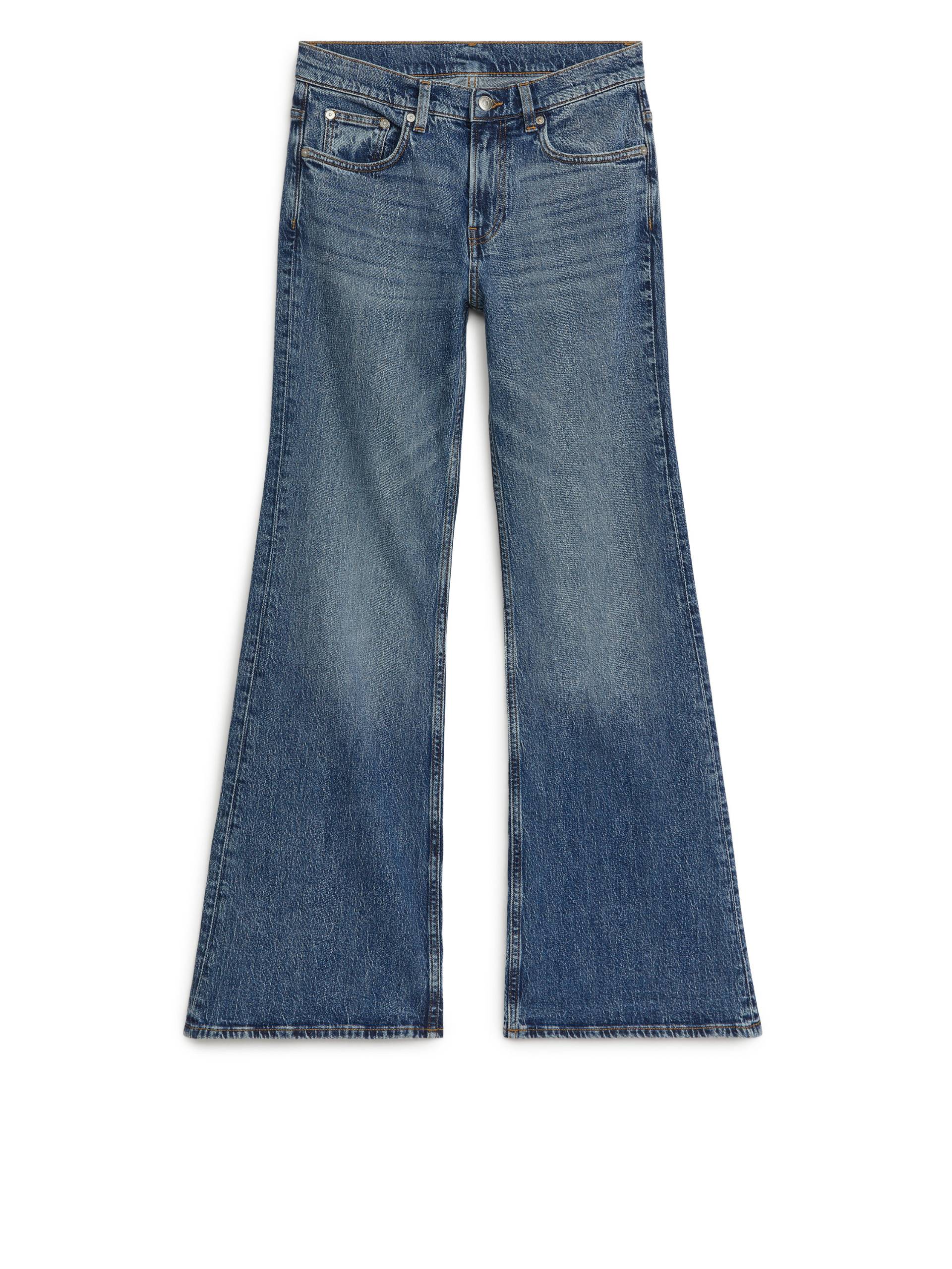 Arket WAVE Slim Flared Stretchjeans Verwaschenes Blau, Straight in Größe W 30. Farbe: Washed blue von Arket