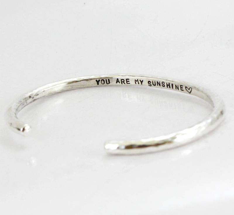 Gehämmertes Manschettenarmband - Personalisierter Manschettenarmreif Du Bist Mein Sonnenschein Individueller Armreif Herrengeschenk Damenarmband von Arketipo