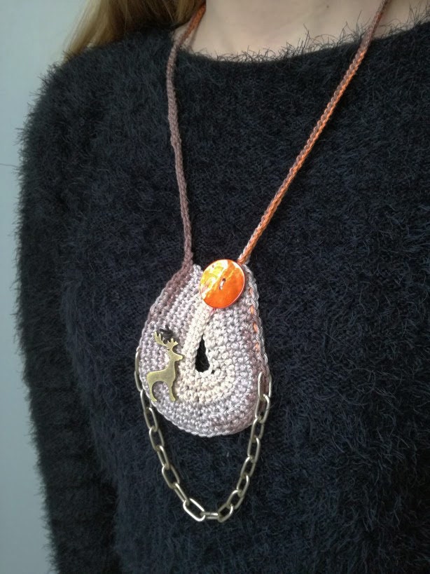 Boho Häkelkette, Beige Braune Häkelkette Mit Orangem Knopf Und Messing Hirsch, Einzigartiger Akzent Jewlery Halskette, Waldschmuck von ArktosArt