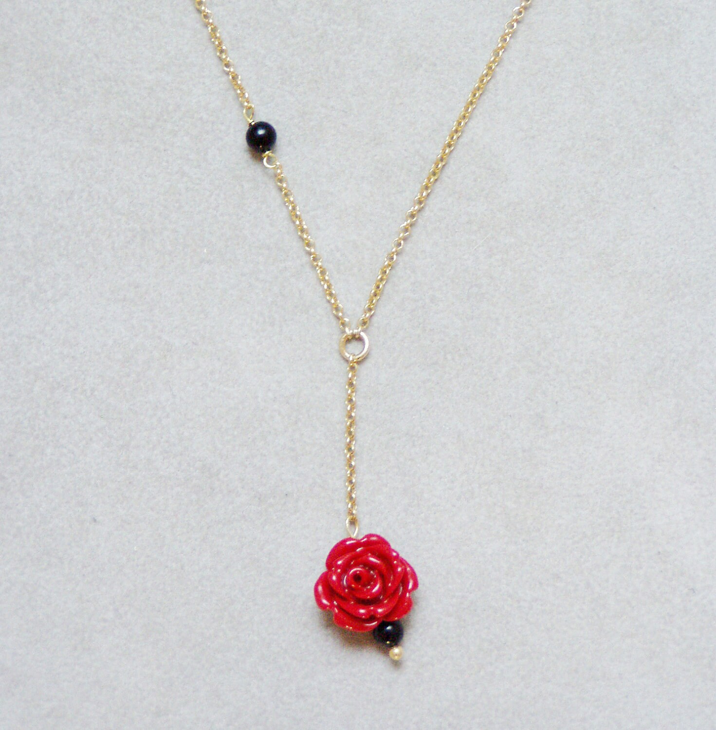 Dünne, Goldene Halskette Mit Koralle Rose, Sterling Vergoldete Y-Förmige Halskette, Lariat Rose in Gold von ArktosArt