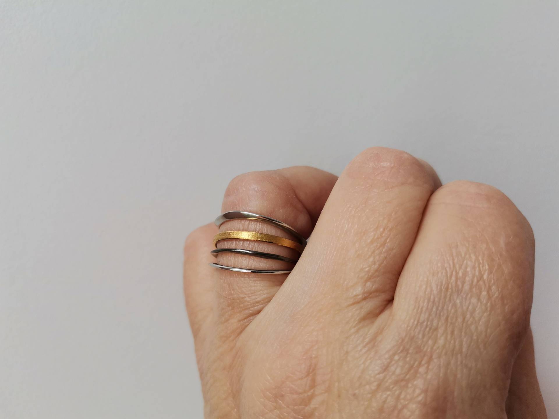 Multiband Ring, Silber Gold Zierlicher Ring Mit Vier Dünnen Bändern, Silber Vergoldete Dünne Bänder Schrulliger Neuer Boho Stetement von ArktosArt