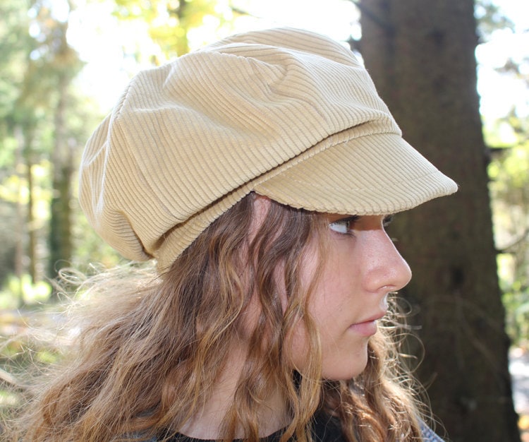 Beigefarbene Gavroche-Mütze Aus Cord, Milleraies Oder Extrabreiter Rippe Beigefarbene Gavroche-Mütze Aus Cord, Milleraies Oder Extrabreiter Rippe von ArlekinCreation