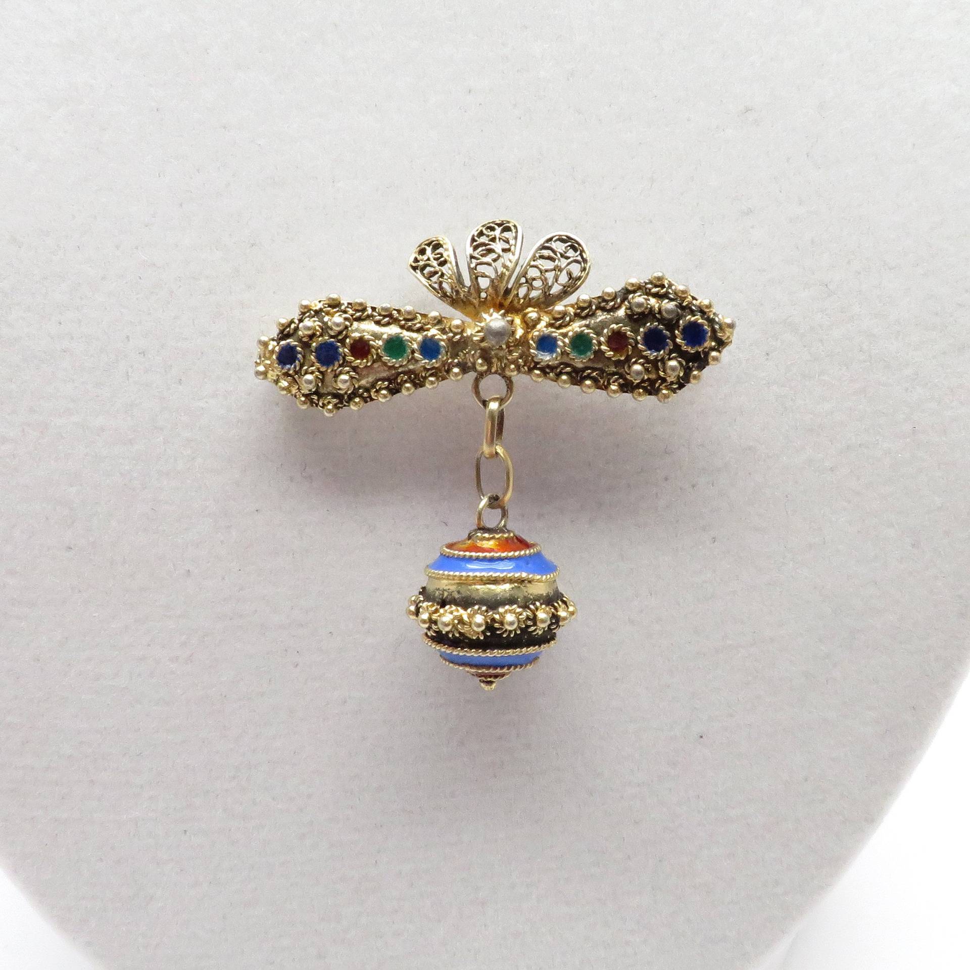Hübsche Vintage Filigrane Gold Über Sterling Emaille Bar Mit Baumeln Kugel Pin/Brosche von ArlieJewelryEtc