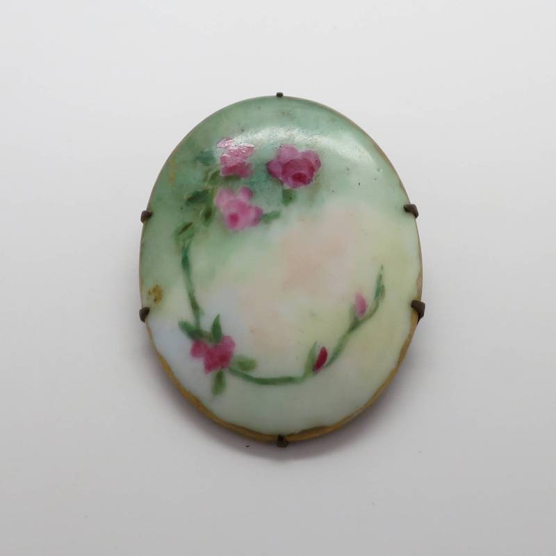 Hübsche Vintage Porzellan Pin Aus Zarten Roten Rosen Auf Weinrebe von ArlieJewelryEtc