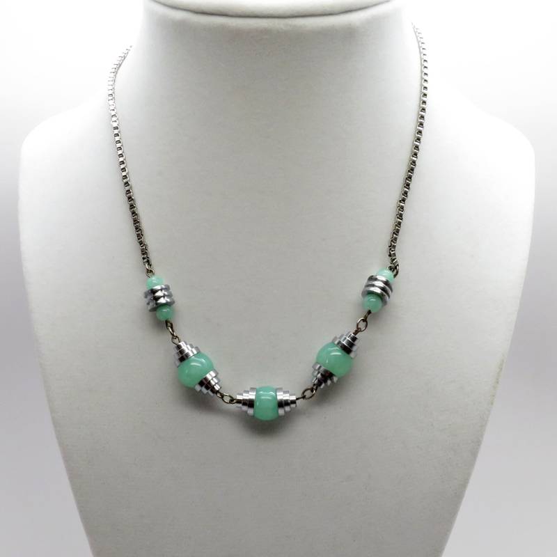Vintage Art Deco Licht Jade Grün Subtile Opak Perle 16" Halskette W/Weiß Gestapelt Metall Endet von ArlieJewelryEtc
