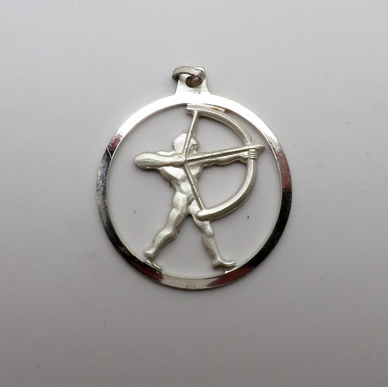 Vintage New Krementz Sterling Silber Schütze Sternzeichen Anhänger Mit Offenem Design 1 1/8" Rund Nov 23 Bis Dec 21 von ArlieJewelryEtc