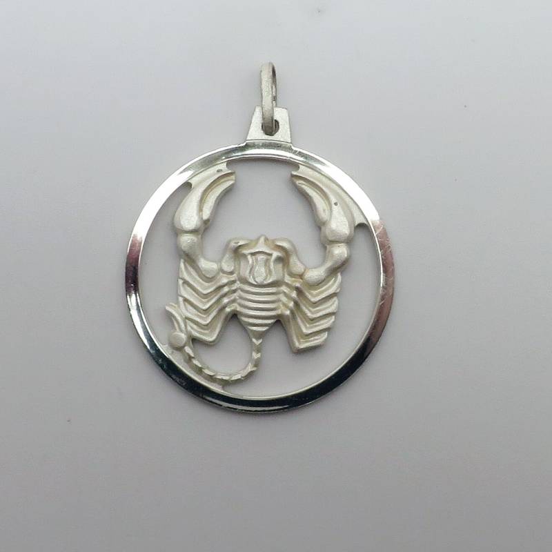 Vintage New Krementz Sterling Silber Skorpion Sternzeichen Anhänger Mit Offenem Design 1 1/8" Rund Oktober 23 Bis November 21 von ArlieJewelryEtc