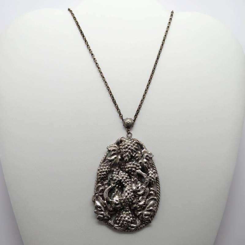 Vintage Silberplatte Großes Blatt & Trauben Cluster Anhänger Halskette von ArlieJewelryEtc