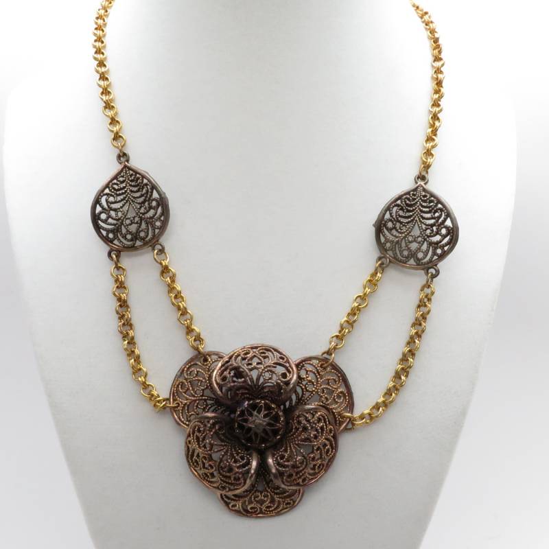 Wunderschöne Vintage Zweifarbige Filigrane Blumen Statement Halskette von ArlieJewelryEtc