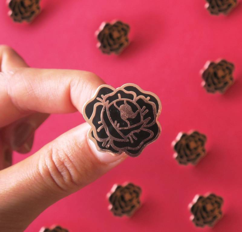 Desert Rose Enamel Anstecknadel Minder | Schwarz Und Kupfer Hart Emaille Pin Schmuck Pin Schwarze von ArloGoods