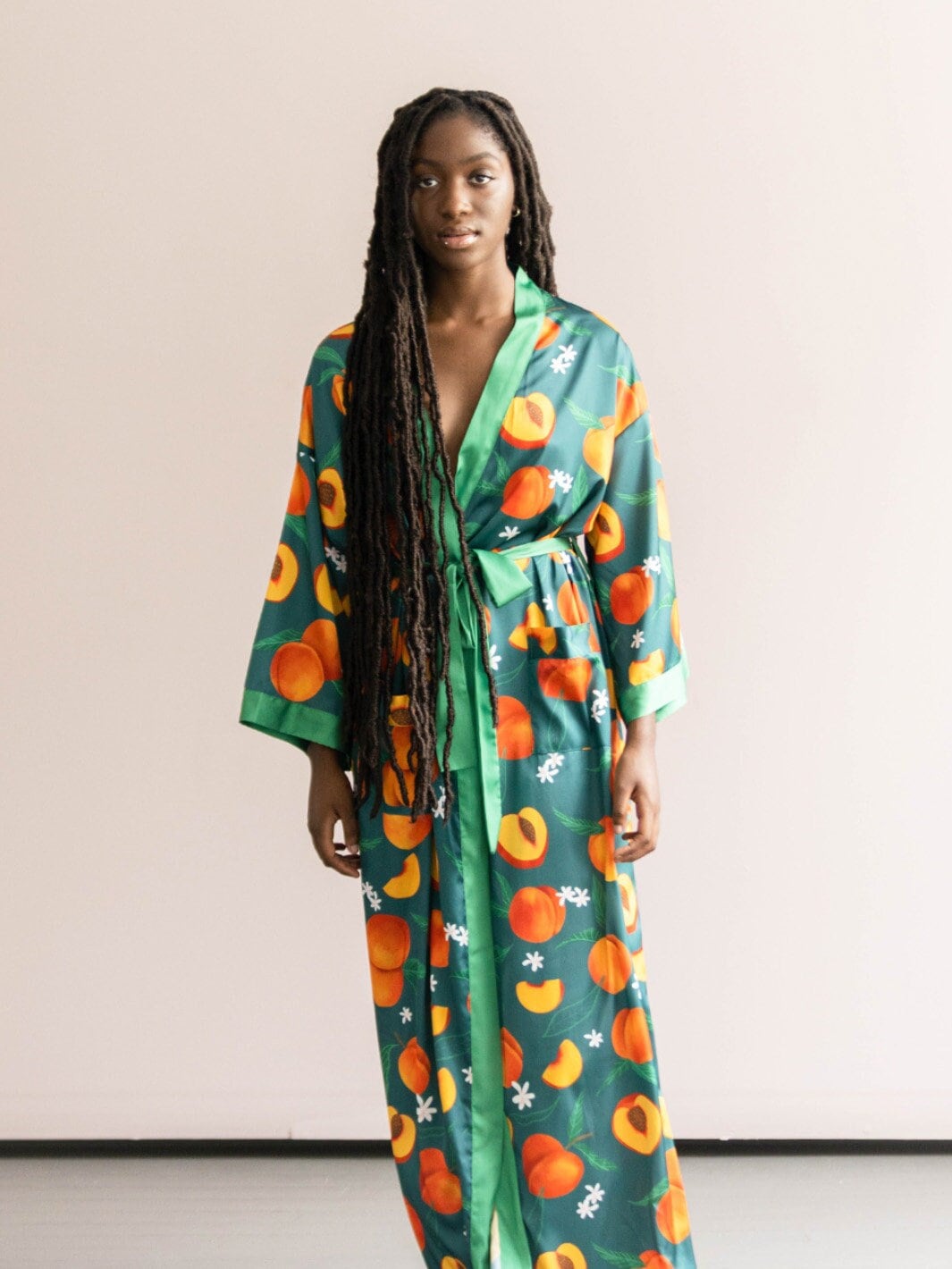 Peach Robe Fruit Peaches Boho Kimono Brautjungfer Brautparty Lange Vegan Silk Robe Unisex Geschenke Cooles Design Nachhaltiges Festival von ArloGoods