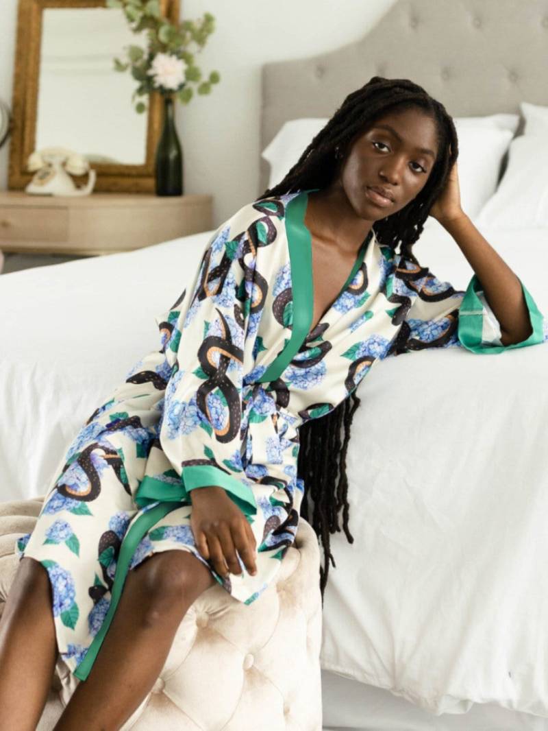 Schlange & Hortensien Robe Tier Floral Boho Kimono Brautjungfer Kurze Vegan Seide Robe Unisex Geschenke Cooles Design Nachhaltige Mode von ArloGoods