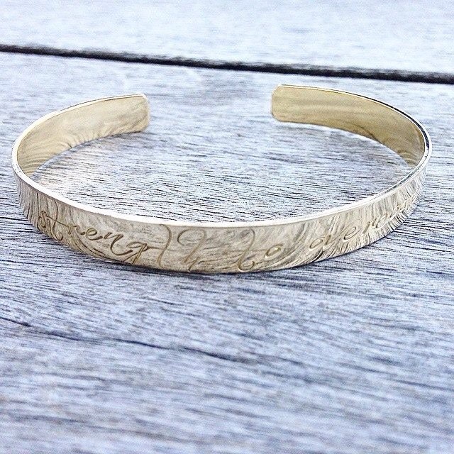Jackson "Strength To Overcome" Inspirational Cuff Armband | Erhältlich in Sterling Silber, Messing Oder Kupfer Jackson "Strength To Overcome" Inspirational Cuff Armband | Erhältlich in Sterling Silber, Messing Oder Kupfer von ArmWireJewelry