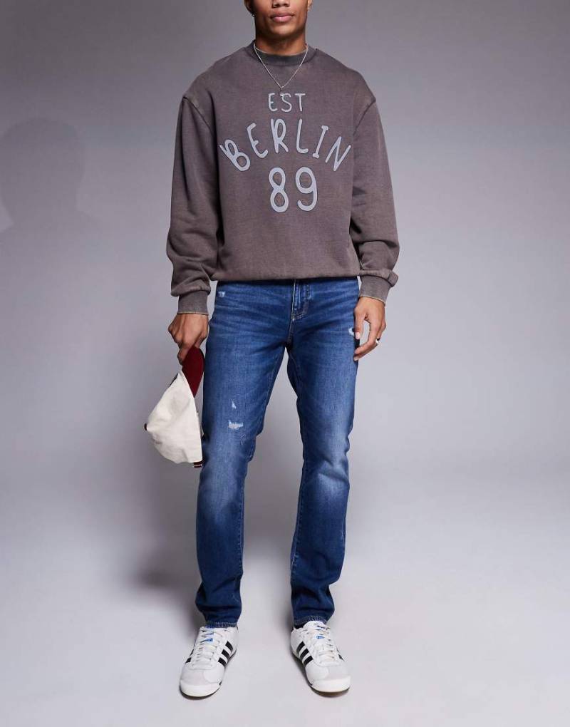 Armani Exchange - Eng geschnittene Jeans in mittelblauer Waschung von Armani Exchange